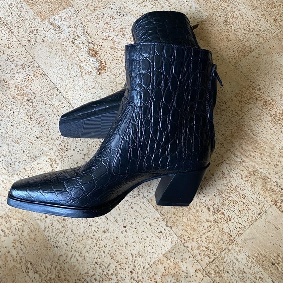 VINCE CAMUTO Black Croco Crocodile Patent Leather Boots Size 9 - Picture 5 of 11